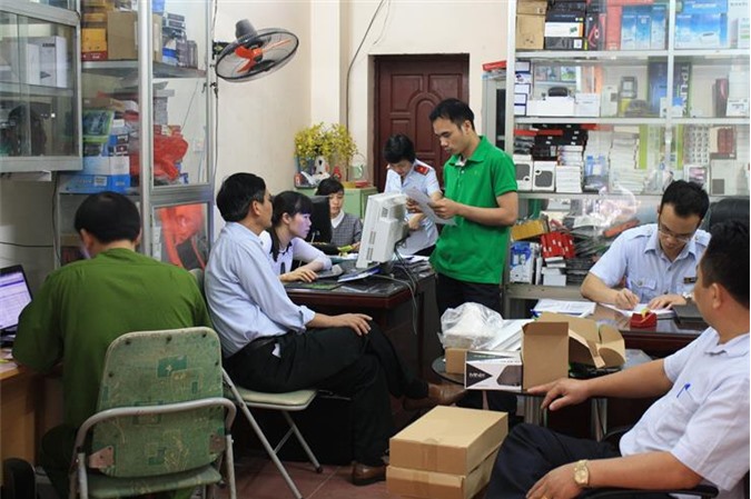 "Đột kích" 2 cơ sở bán thiết bị kích sóng di động tại Hà Nội