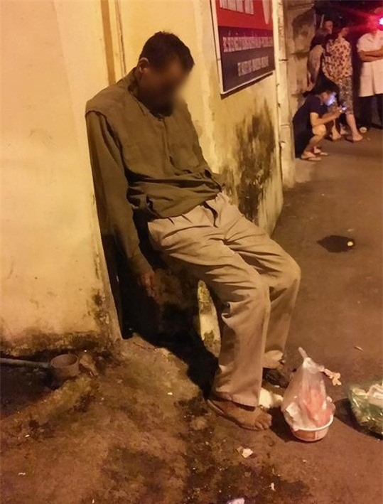 Hà Nội: Bàng hoàng cụ ông chết ngồi trước cửa nhà