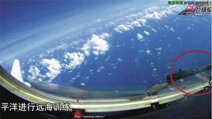 Máy bay ném bom H-6K Trung Quốc bay lượn trên đá Chữ Thập