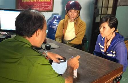 Mẹ chồng cùng con dâu đi buôn 1.200 bao thuốc lá lậu