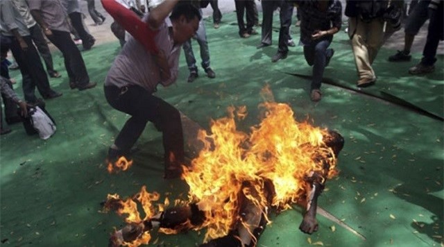 Thông tin mới nhất vụ chồng tẩm xăng đốt vợ trong quán cafe