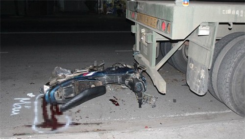 Xe máy phóng nhanh tông đuôi container, nam thanh niên nguy kịch