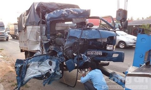 Xe tải tông đuôi container, tài xế văng xuống đường nguy kịch