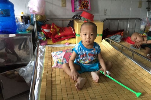 Em ung thư máu, hai chị nguy cơ bỏ học