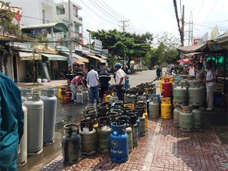 Thanh niên nghi ngáo đá cho nổ 5 bình gas, chết cháy