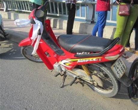 Bỏ lại xe máy "vấn" khăn tang, nam thanh niên nhảy cầu tự tử