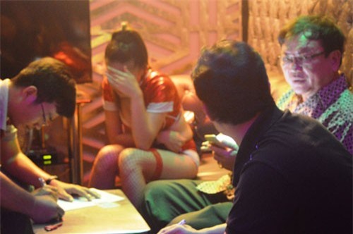 Đột kích quán bar cho tiếp viên chuyển giới biểu diễn "bikini show"