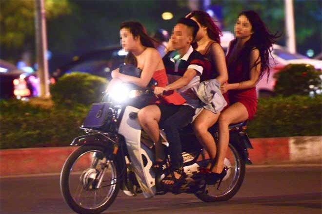 Hà Nội: Tạm giữ nhiều quái xế chở gái "dịch vụ"