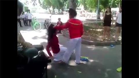 Nữ sinh lớp 9 đấm bạn túi bụi vì ghen: "Đánh vậy chưa đã tay đâu"