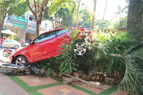 Nữ tài xế mất lái khiến chiếc xế hộp nằm trên bụi cây