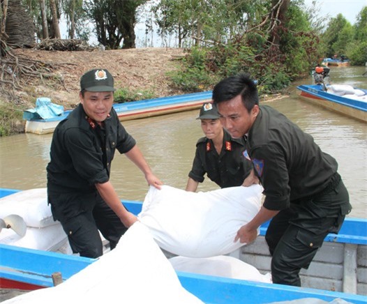 Phá đường dây vận chuyển 40 tấn đường cát lậu xuyên biên giới