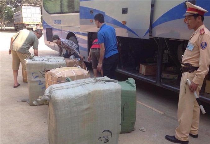Phát hiện xe khách chở hàng nghìn liều thuốc thú y không rõ nguồn gốc