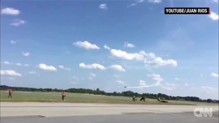 Phi công Mỹ chết thảm do máy bay rơi khi trình diễn