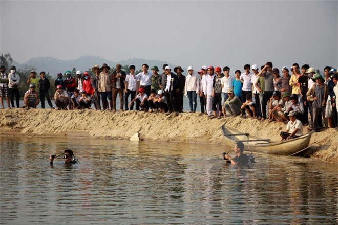 Rủ nhau tắm hồ, 3 học sinh tiểu học chết đuối thương tâm