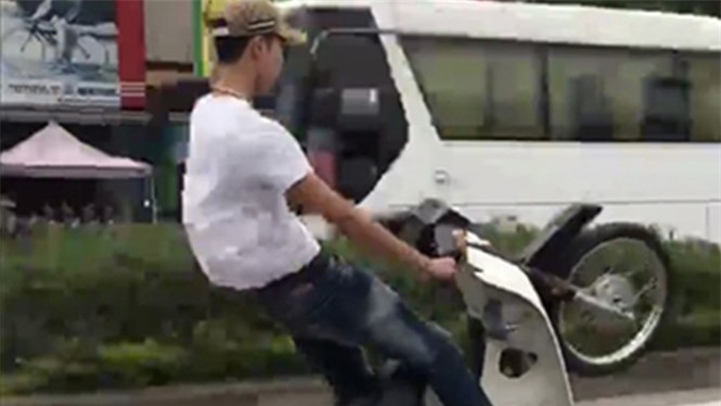 Thanh niên đi xe máy "bốc đầu" bị phạt hơn 7 triệu đồng