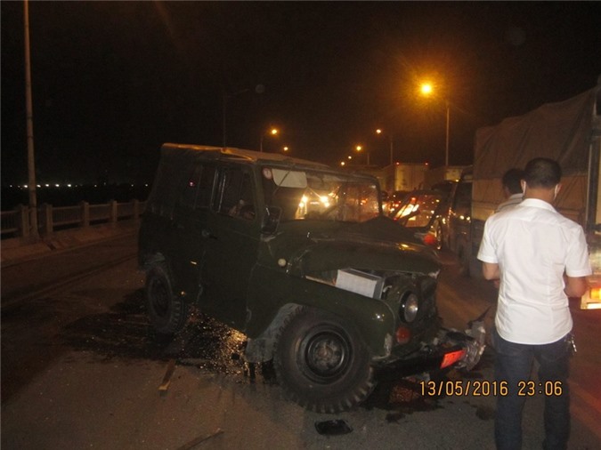 Xe biển số quân đội đâm xế hộp nát đầu trên cầu Vĩnh Tuy