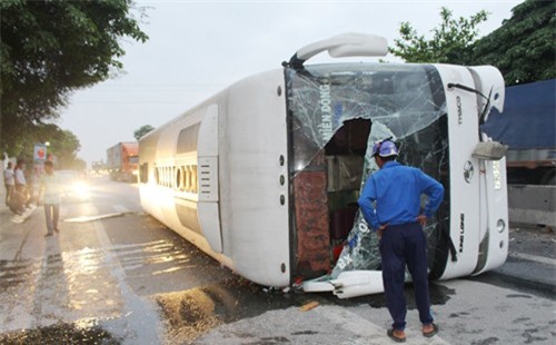 Xe khách lật nghiêng, gần 20 hành khách kêu cứu trong hoảng loạn