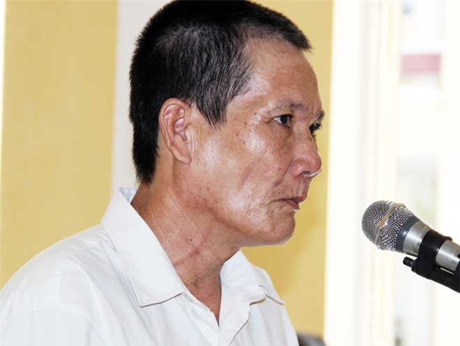 Chồng đâm vợ tử vong ngay trước mặt thẩm phán