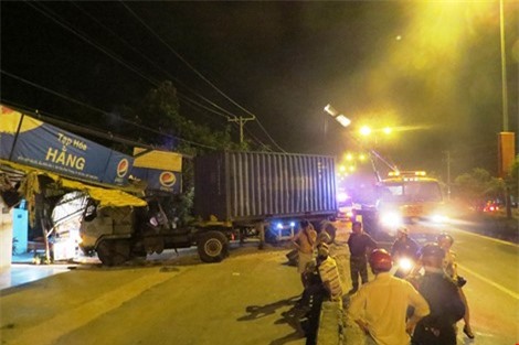 Container húc thẳng vào nhà dân, cả gia đình tá hỏa tháo chạy