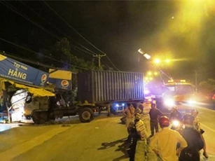 Container húc thẳng vào nhà dân, cả gia đình tá hỏa tháo chạy