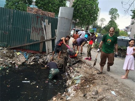 Để "ông Tây’" lội mương dọn rác, lãnh đạo phường nói gì?
