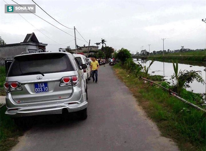 Giây phút phát hiện bé gái nghi bị hiếp dâm, sát hại trước sân nhà