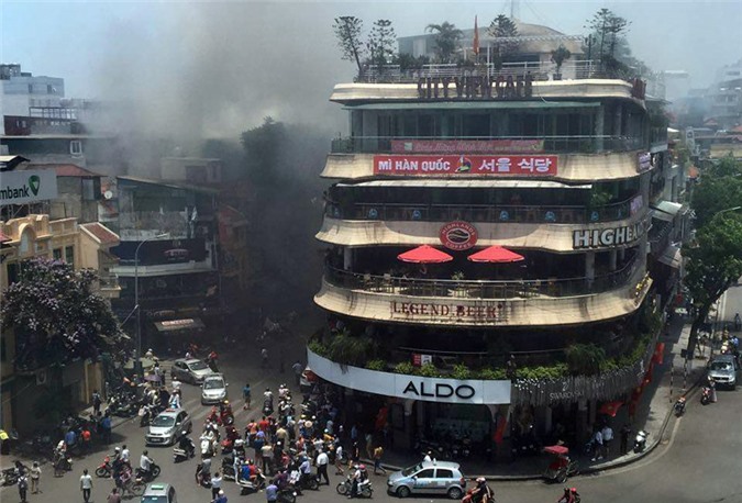 Hà Nội: Cháy ngùn ngụt gần tòa nhà "Hàm Cá mập"