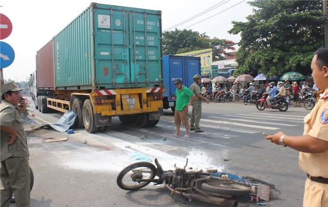 Chết thảm dưới bánh xe container vì cố qua đường