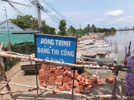 Một công nhân bị điện giật tử vong khi đang thi công bờ kè