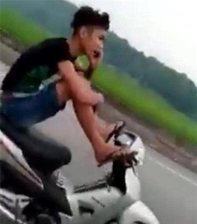 Sốc: Thanh niên lái xe máy bằng chân, tay cầm điện thoại gọi khoe mẹ