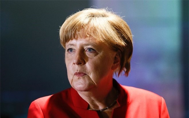 Đặt thủ lợn ghi lời xúc phạm bên ngoài văn phòng bà Merkel