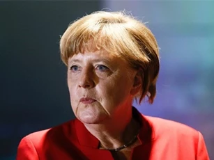 Đặt thủ lợn ghi lời xúc phạm bên ngoài văn phòng bà Merkel