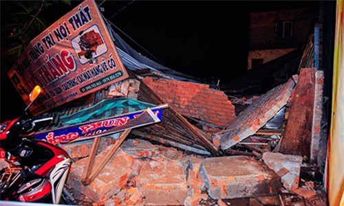 Đồng Nai: Nước lũ cuồn cuộn đổ về làm sập nhà dân