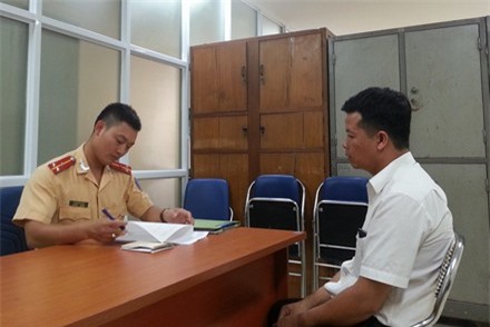 Hà Nội: Tài xế taxi lạng lách, đánh võng trên cầu Vĩnh Tuy