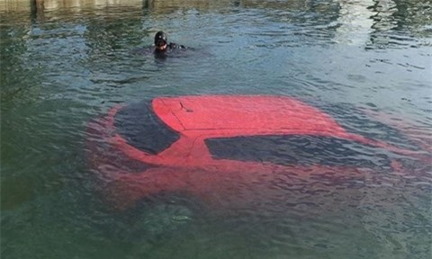 Lái xe theo chỉ dẫn của GPS, cô gái phi thẳng xế hộp xuống lòng hồ