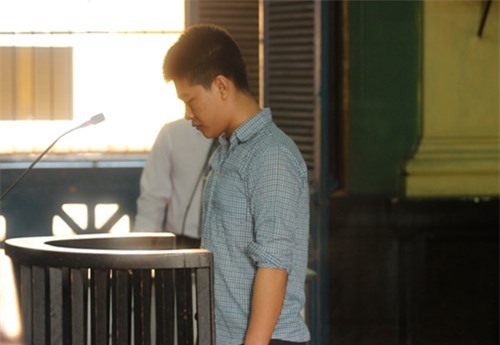 Nghịch tử nghiện ngập cầm kéo giết cha lĩnh án tử