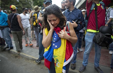 Venezuela tiến gần đến bờ vực khủng hoảng