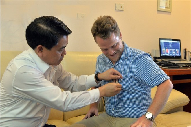 Chủ tịch Hà Nội Nguyễn Đức Chung biểu dương "ông Tây dọn rác"