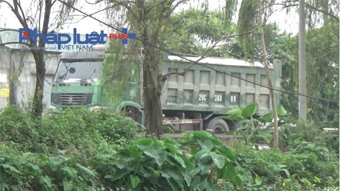 CSGT huyện Gia Lâm "phó mặc" cho xe quá tải phá nát đường Ỷ Lan?