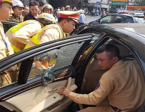 CSGT phá cửa xế hộp BMW, giải cứu tài xế "ngủ quên" trong xe