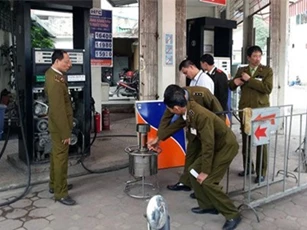 Hà Nội: Gắn chip gian lận ở cây xăng, “đút túi” hàng tỷ đồng