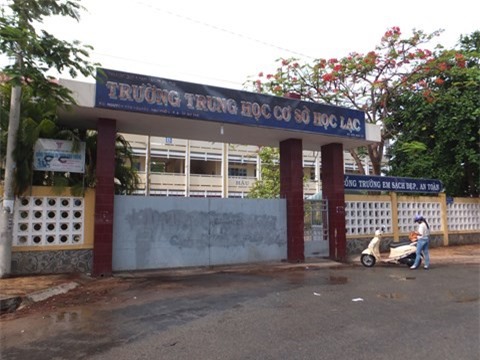 Kỷ luật nữ sinh cấp 2 giật tóc, đánh bạn học túi bụi vì... ghen