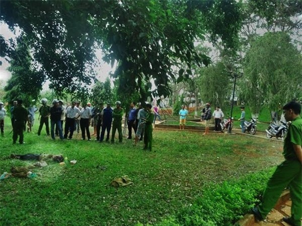 Phát hiện thi thể người đàn ông chết trên bãi cỏ công viên