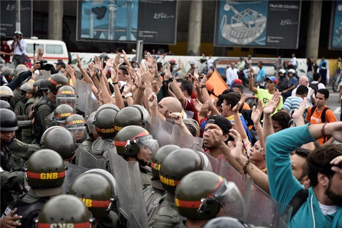 Venezuela: Phe đối lập thách Tổng thống đưa xe tăng ra đường