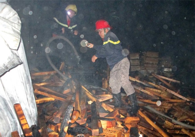 Bình Dương: Hai công ty gỗ bị thiêu rụi, hàng trăm triệu đồng thành tro