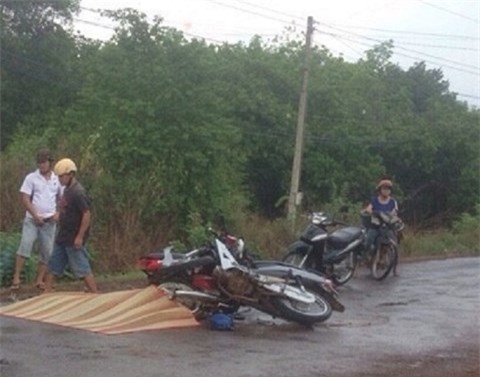 Hai xe máy đấu đầu, 2 người chết, một người nguy kịch