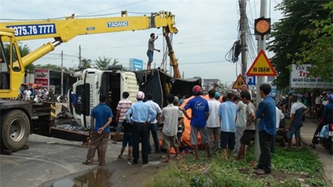 Tài xế ngủ gật làm xe tải lật nhào, nhiều người hoảng loạn