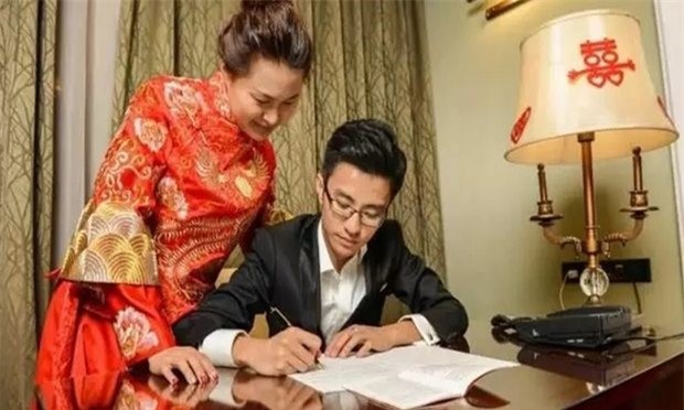 Cô dâu chú rể dành trọn đêm tân hôn để chép điều lệ Đảng