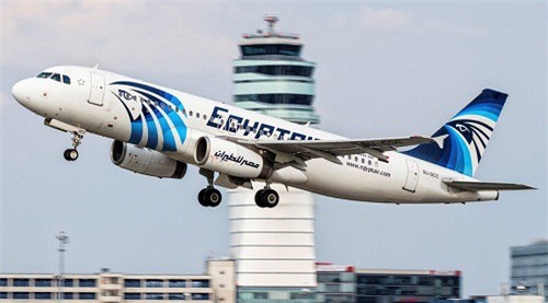 Tìm thấy mảnh vỡ nghi là của máy bay EgyptAir mất tích