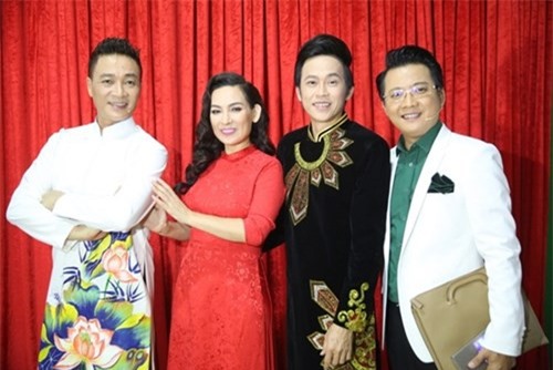 "Con trai tin đồn" của Hoài Linh lần đầu xuất hiện cổ vũ bố